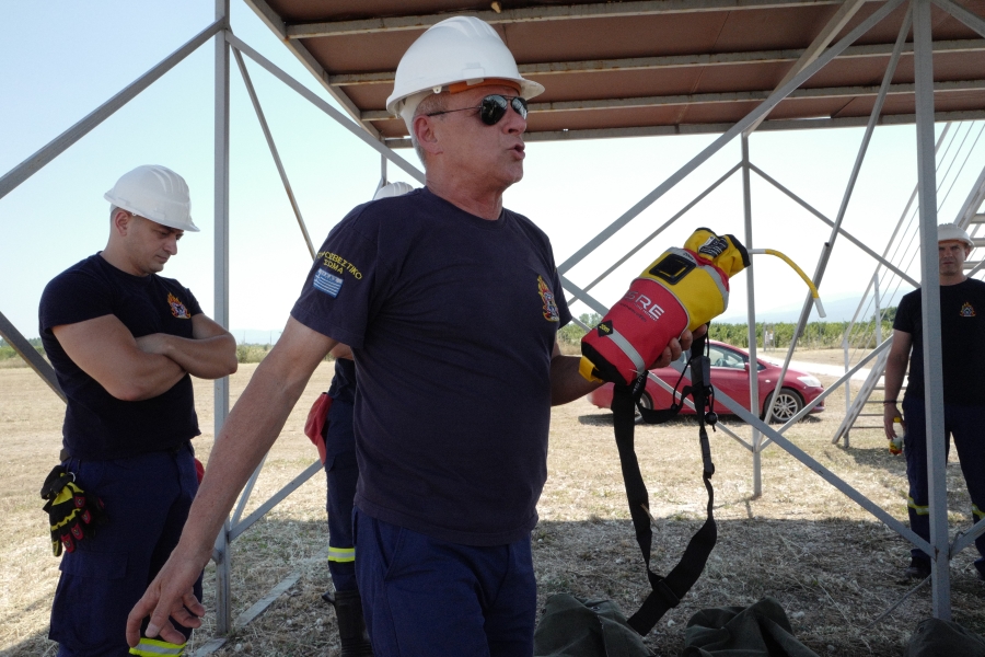 消防員現場演示消防器材